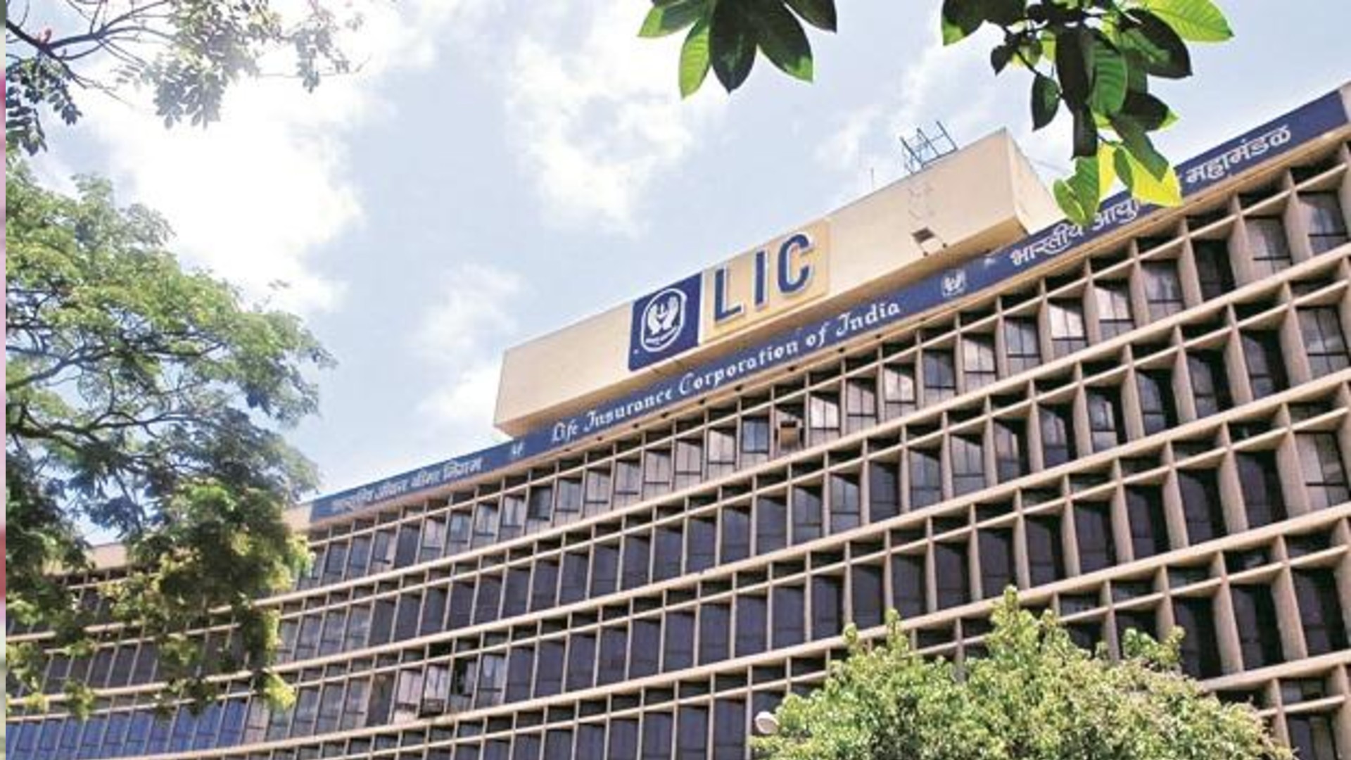 LIC’s Credit Card Allows No-Cost EMI, Double Reward Points: How It Works?