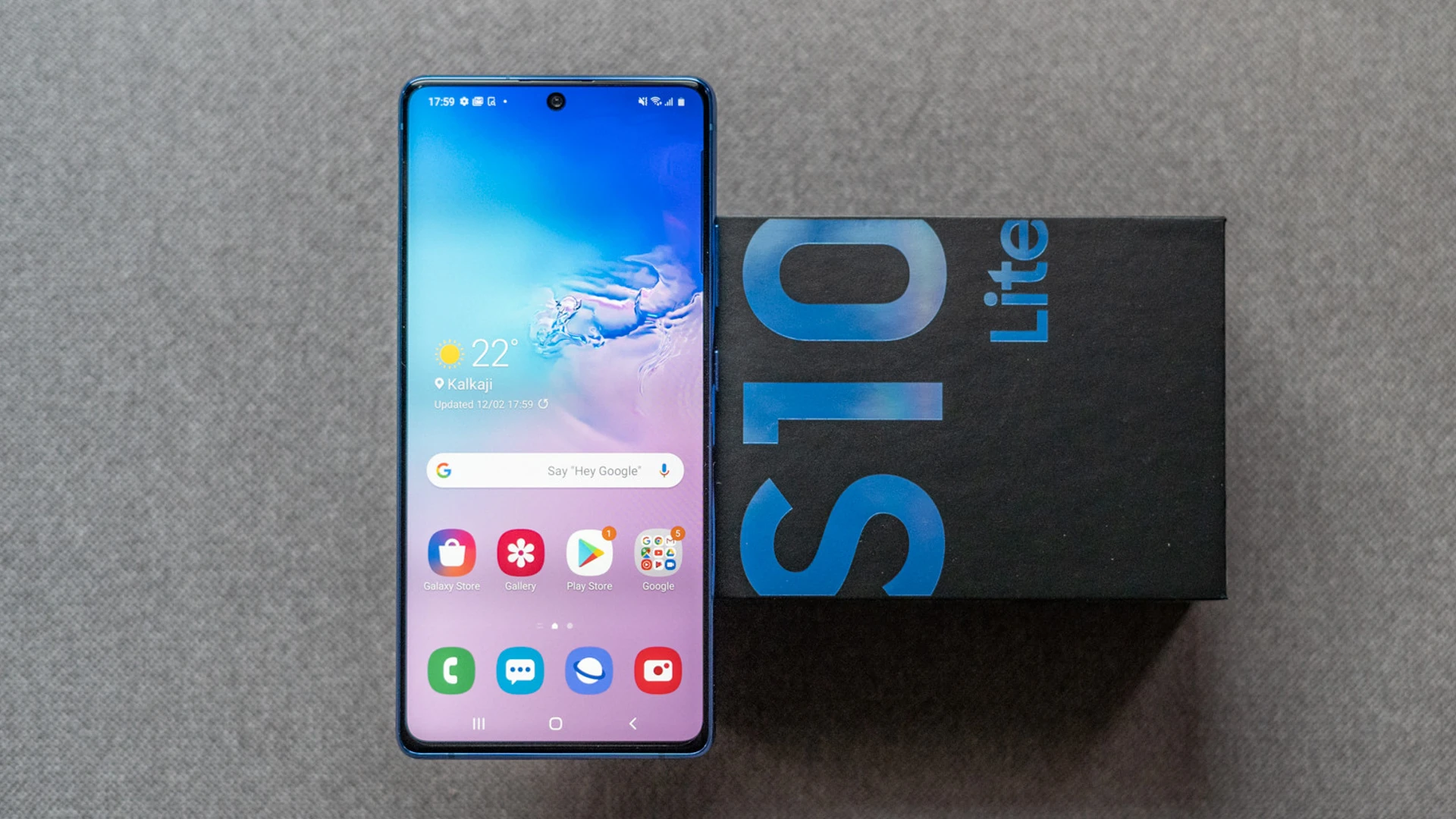 The Galaxy S10 Lite is now receiving the Android 12 Update