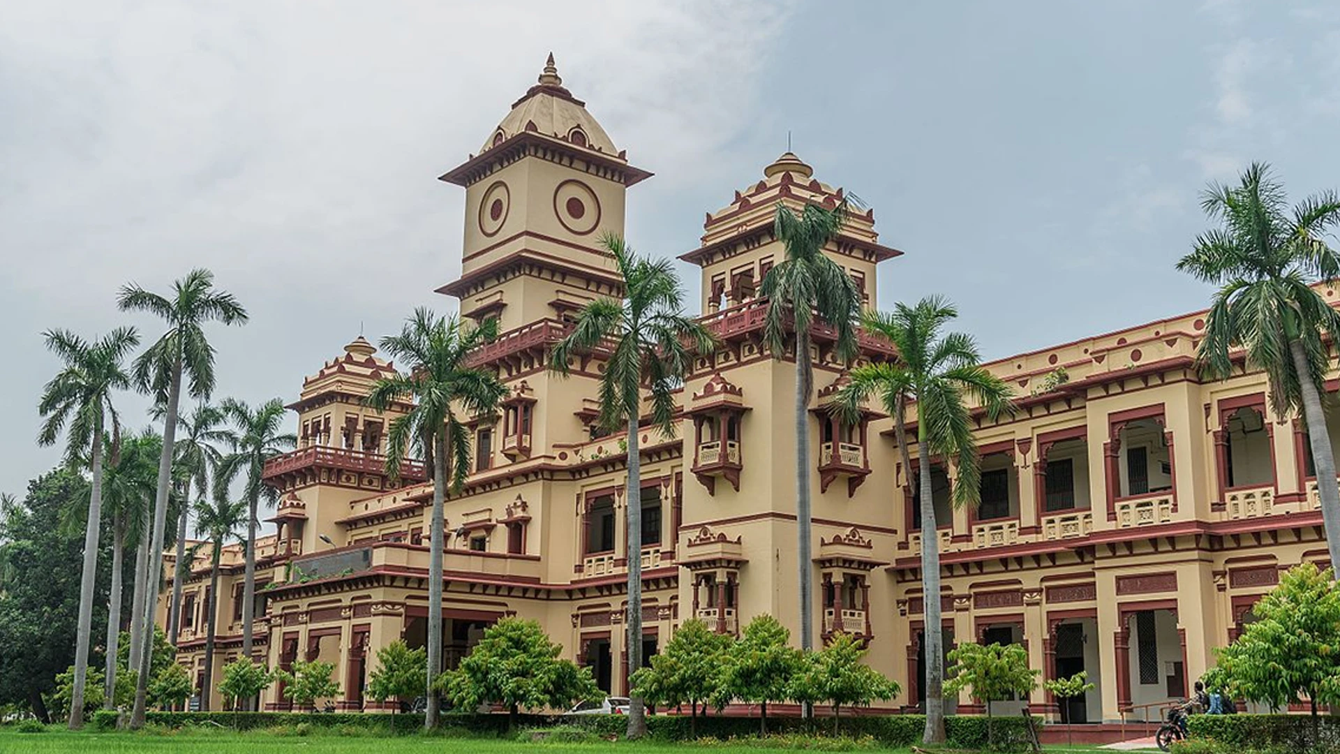 The Banaras Hindu University offers a scholarship of Rs. 6000 to deserving students