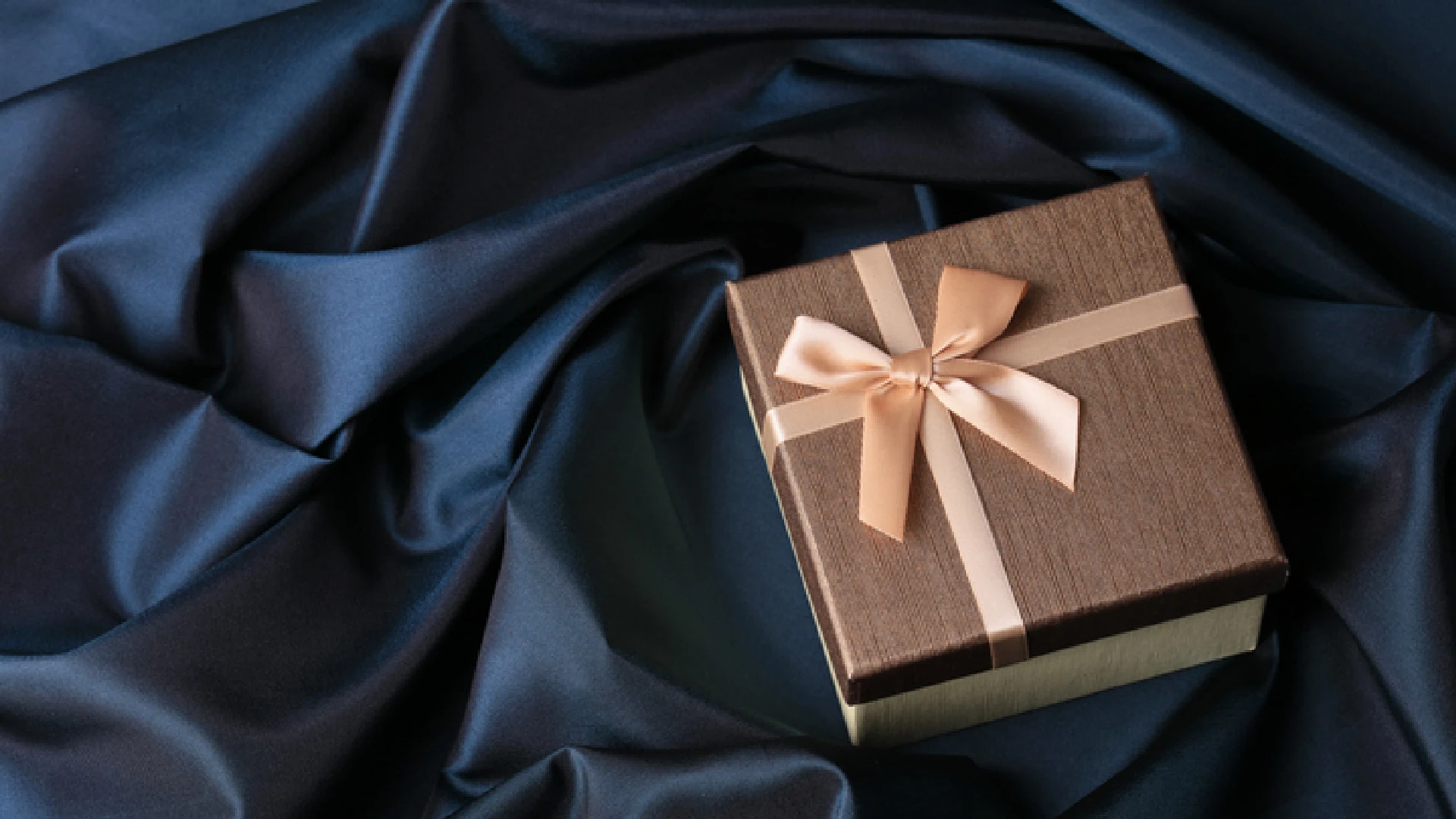 10 Luxury Things to Keep in Mind for Gifting This Holiday Season