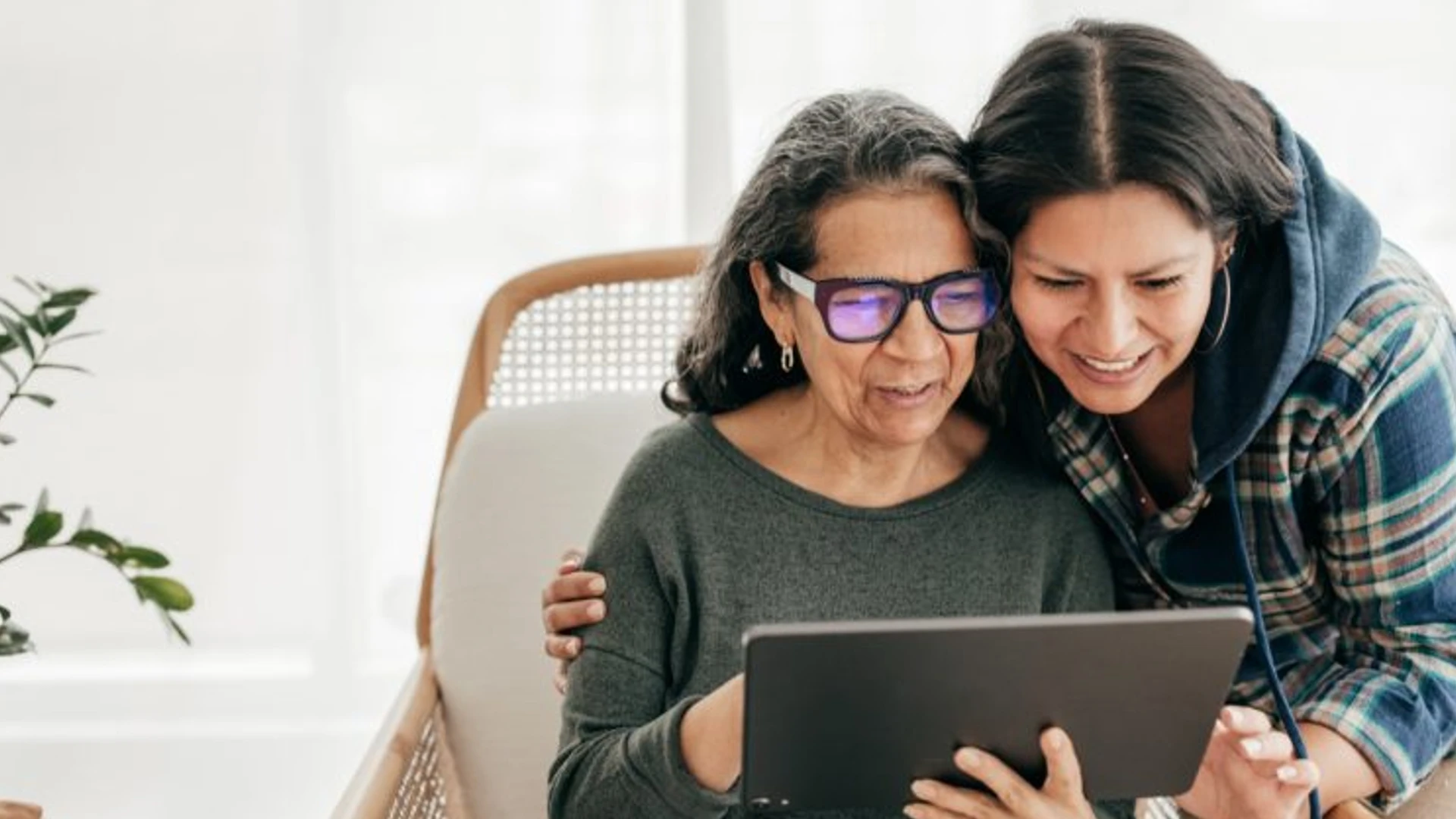 Don’t Be a Victim: 8 Tips for Keeping Aging Parents Safe Online